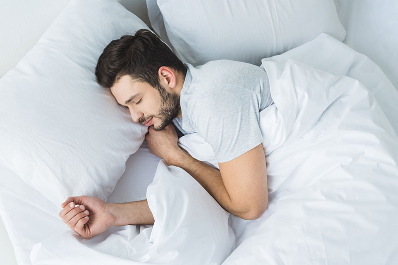 Lo que dice su posición al dormir sobre su salud